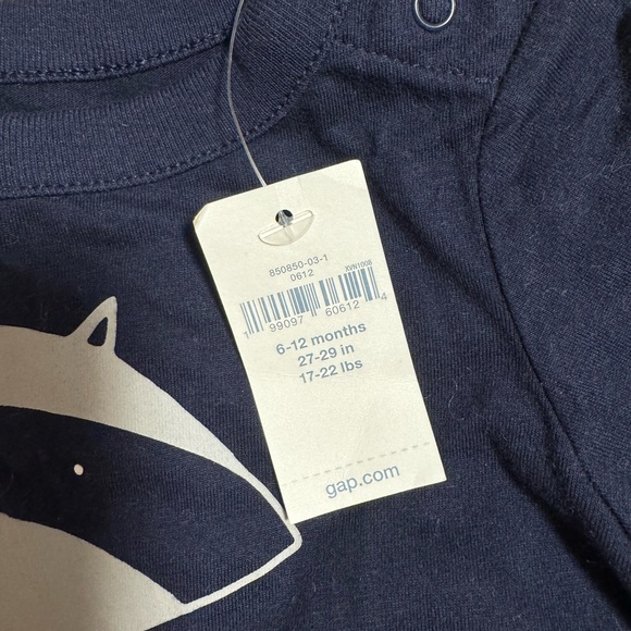 New Baby Gap long sleeve T. Size 6-12 months - Picture 2 of 3
